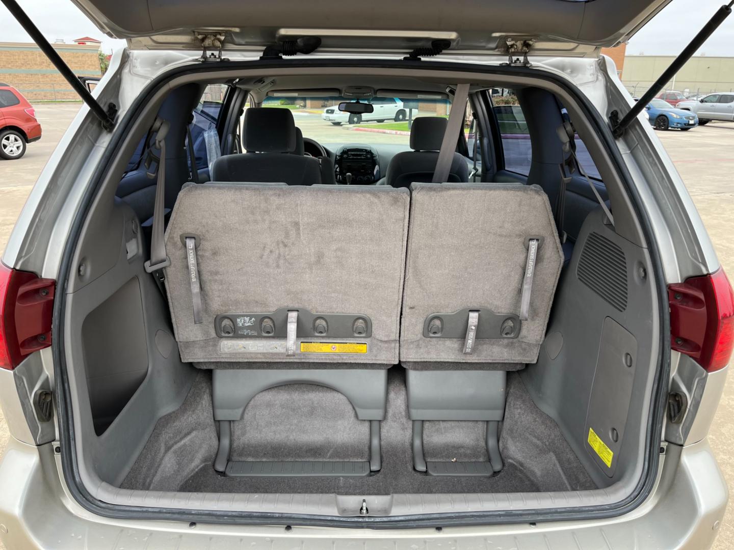 2005 SILVER /gray Toyota Sienna LE - 7 Passenger Seating (5TDZA23C75S) with an 3.3L V6 DOHC 24V engine, 5-Speed Automatic Overdrive transmission, located at 14700 Tomball Parkway 249, Houston, TX, 77086, (281) 444-2200, 29.928619, -95.504074 - Photo#14